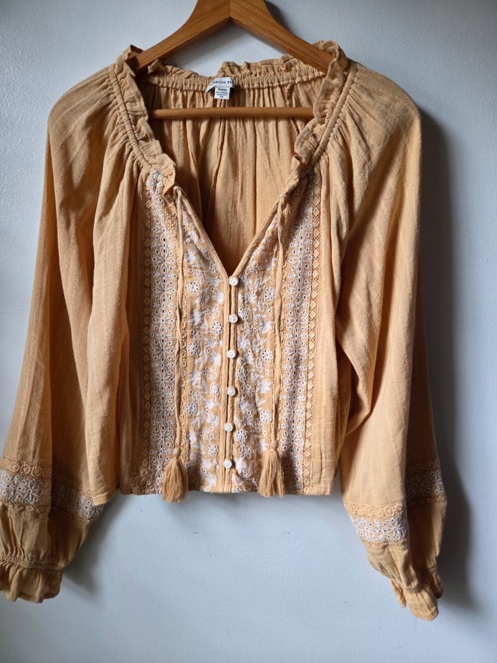 EUC AMERICAN EAGLE OUTFITTERS EMBROIDERED BRODERIE ANGLAISE LONGSLEEVES TOP SZ M